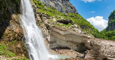 Остановка на маршруте — Гегский водопад
